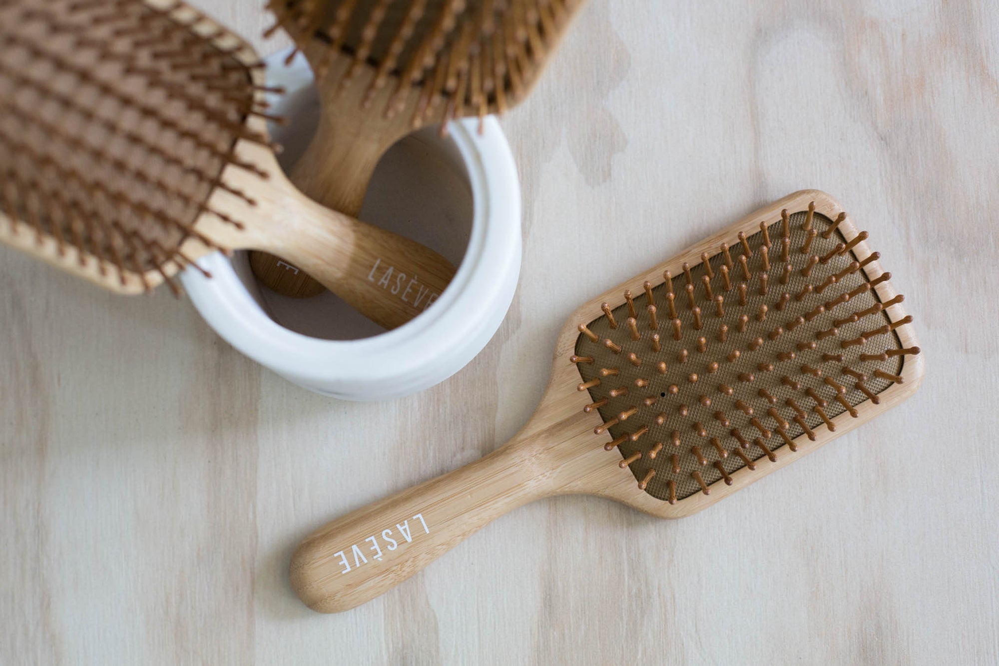 Comment nettoyer ta brosse à cheveux (et à quelle fréquence !)